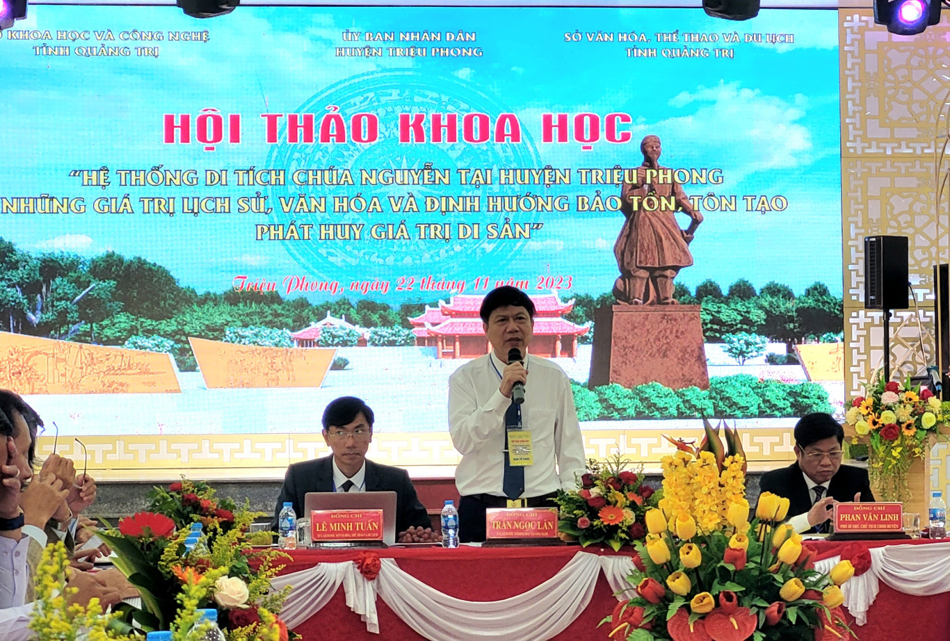 Gi&aacute;m đốc c&aacute;c sở Khoa học v&agrave; c&ocirc;ng nghệ; Văn h&oacute;a, thể thao v&agrave; du lịch; v&agrave; Chủ tịch UBND huyện Triệu Phong đồng chủ tr&igrave; hội thảo
